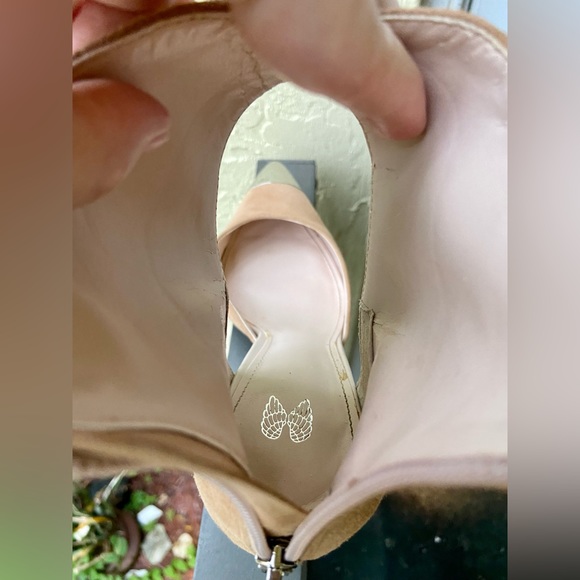 BEIGE TAN SUEDE LEATHER — SILVER METAL TOE CAPS — SILVER HEELS — NEW — SIZE 8.5 - Picture 15 of 17